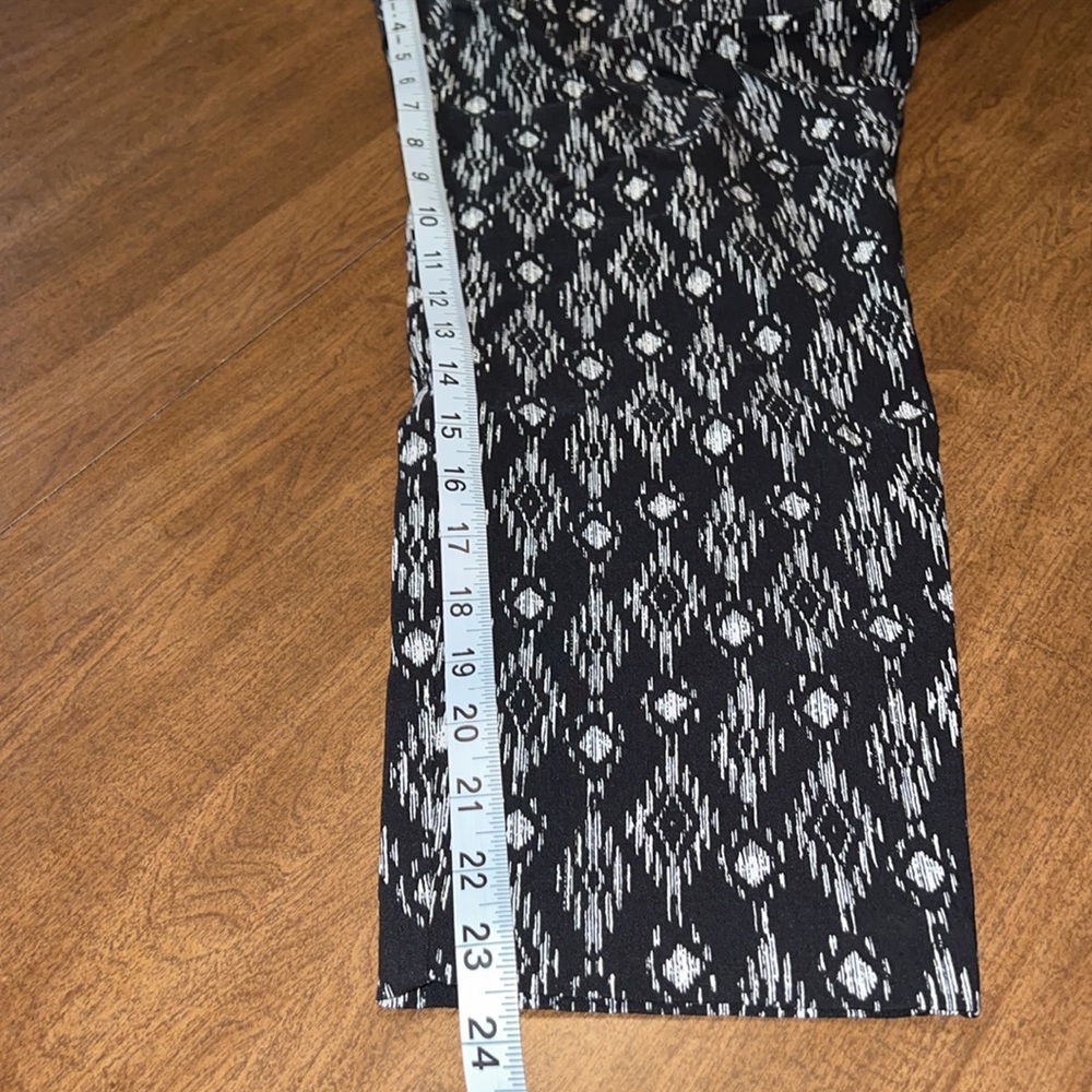 Size 2 Torrid Patterned Capris - Picture 5 of 7